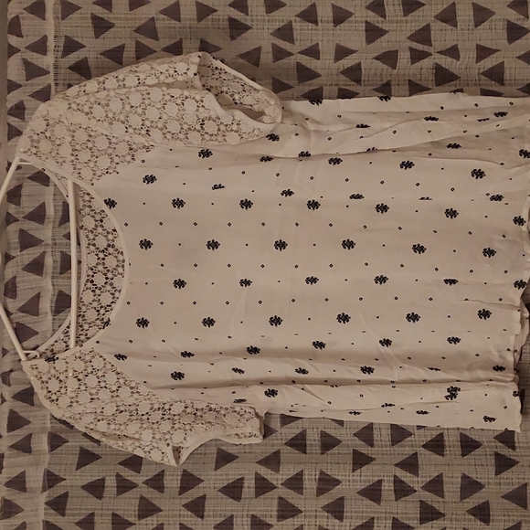 Open-back floral-sleeve top - Picture 1 of 4